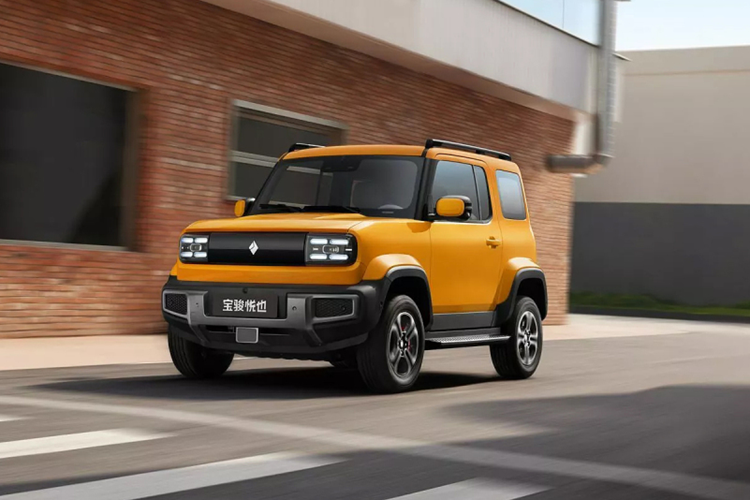 Hàng ghế thứ hai mang đến khoảng duỗi chân 1.045 mm cho hành khách và có thể gập xuống để tạo ra khoang hành lý 715 lít, đủ chứa 2 va ly loại 28 inch cùng 2 va ly 20 inch. Trước mặt người lái là vô lăng 3 chấu, tích hợp phím chức năng, và bảng đồng hồ kỹ thuật số nối liền với màn hình cảm ứng trung tâm, cả hai đều có kích thước 10,25 inch.