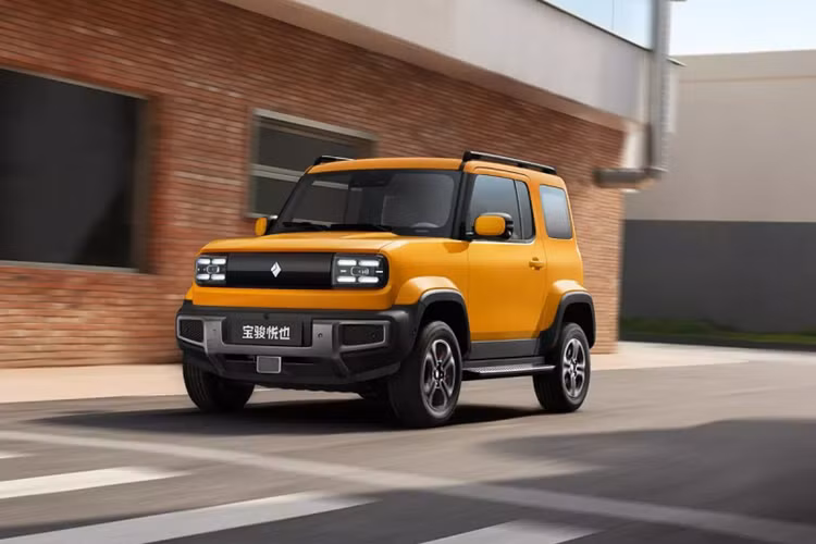 Hàng ghế thứ hai mang đến khoảng duỗi chân 1.045 mm cho hành khách và có thể gập xuống để tạo ra khoang hành lý 715 lít, đủ chứa 2 va ly loại 28 inch cùng 2 va ly 20 inch. Trước mặt người lái là vô lăng 3 chấu, tích hợp phím chức năng, và bảng đồng hồ kỹ thuật số nối liền với màn hình cảm ứng trung tâm, cả hai đều có kích thước 10,25 inch.