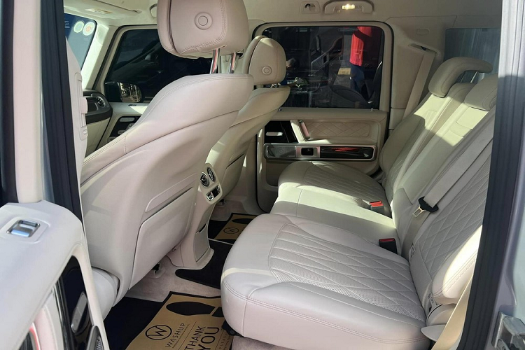 Sức mạnh được truyền tới cả 4 bánh thông qua hộp số tự động AMG Speedshift Plus 9 cấp, nhờ đó, chiếc SUV hạng sang Mercedes-AMG G63 có thể tăng tốc từ vị trí xuất phát lên 100 km/h trong thời gian 4,5 giây trước khi đạt vận tốc tối đa 220 km/h.