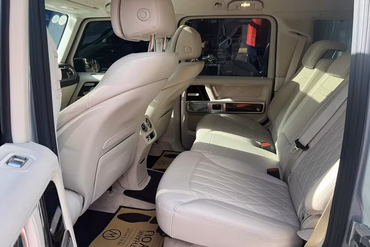 Sức mạnh được truyền tới cả 4 bánh thông qua hộp số tự động AMG Speedshift Plus 9 cấp, nhờ đó, chiếc SUV hạng sang Mercedes-AMG G63 có thể tăng tốc từ vị trí xuất phát lên 100 km/h trong thời gian 4,5 giây trước khi đạt vận tốc tối đa 220 km/h.