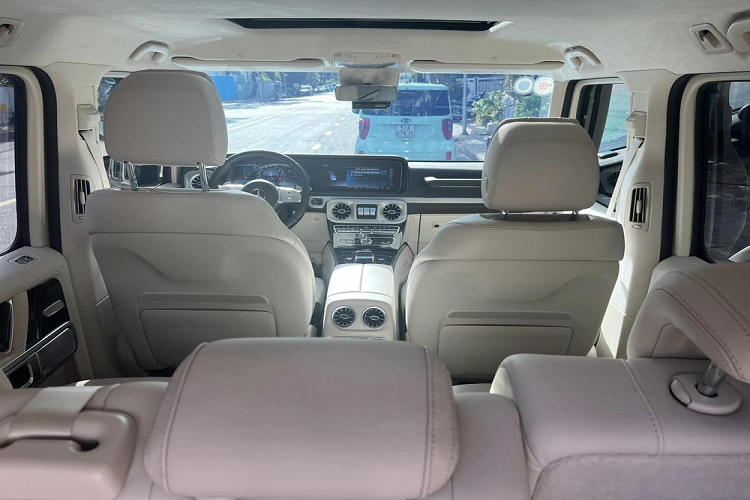 Mercedes-AMG G63 sử dụng khối động cơ xăng V8, tăng áp kép, dung tích 4.0 lít mới nhất. Động cơ này tạo ra công suất tối đa 585 mã lực tại tua máy 6.000 vòng/phút và mô-men xoắn cực đại 850 Nm tại dải tua máy 2.500 - 3.500 vòng/phút.