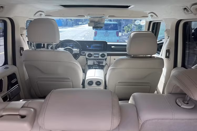 Mercedes-AMG G63 sử dụng khối động cơ xăng V8, tăng áp kép, dung tích 4.0 lít mới nhất. Động cơ này tạo ra công suất tối đa 585 mã lực tại tua máy 6.000 vòng/phút và mô-men xoắn cực đại 850 Nm tại dải tua máy 2.500 - 3.500 vòng/phút.