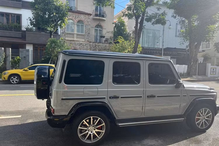 Cường Đô la đã đặt mua chiếc xe Mercedes-AMG G63 này vào giữa năm 2020, anh mất gần nửa năm để nhận bàn giao xe SUV hạng sang Mercedes-AMG G63 đầu tiên sở hữu màu sơn rất cá tính là China Blue tại Việt Nam, và sau 4 năm sử dụng, đã chính thức bán lại "ông vua địa hình" để đổi sang màu xe Range Rover SV cho vợ trải nghiệm.