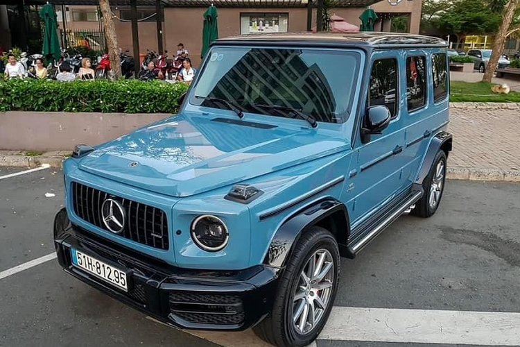 Về giá xe Mercedes-AMG G63 của Cường Đô la khi đặt mua chính hãng để tặng cho bà xã Đàm Thu Trang có giá chính hãng 10,95 tỷ đồng, chưa bao gồm các tùy chọn thêm cũng như là chi phí lăn bánh. Sau 4 năm sử dụng, hiện chiếc xe Mercedes-AMG G63 từng của vợ chồng Đàm Thu Trang được các cò lái rao bán từ 9,4 tỷ đồng.
