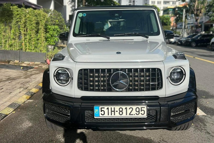 Trong số hơn 200 chiếc SUV hạng sang Mercedes-AMG G63 tại Việt Nam, chỉ có dưới 15 xe mang màu sơn China Blue, và người đi tiên phong cho việc chọn màu xanh nước biển này trên Mercedes-AMG G63, không ai khác ngoài doanh nhân Nguyễn Quốc Cường hay còn gọi là Cường Đô la.