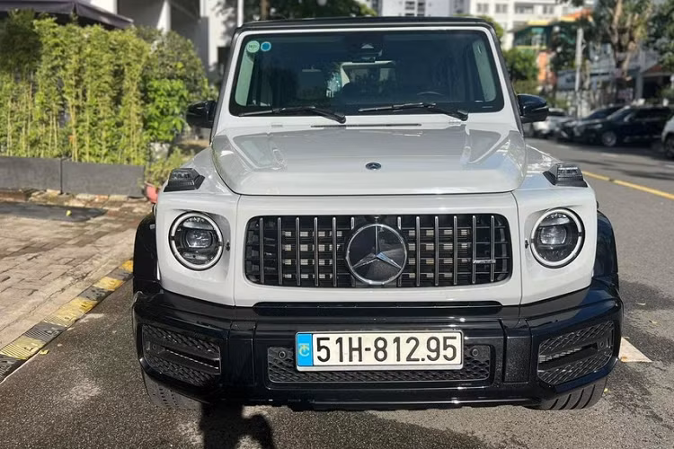 Trong số hơn 200 chiếc SUV hạng sang Mercedes-AMG G63 tại Việt Nam, chỉ có dưới 15 xe mang màu sơn China Blue, và người đi tiên phong cho việc chọn màu xanh nước biển này trên Mercedes-AMG G63, không ai khác ngoài doanh nhân Nguyễn Quốc Cường hay còn gọi là Cường Đô la.