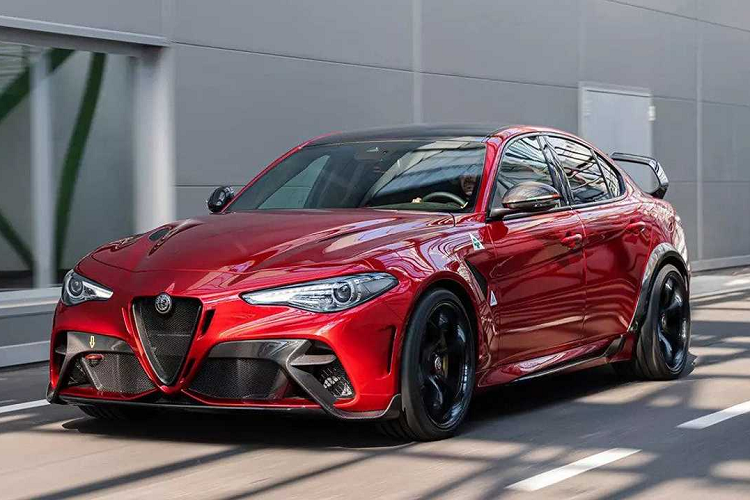 Cụ thể, các lãnh đạo Alfa Romeo kỳ vọng rằng chiếc Giulia bản chạy điện ở trạng thái tiêu chuẩn sẽ mạnh 350 mã lực, sau đó có thể đạt tới 800 mã lực đối với cấu hình Giulia Veloce.