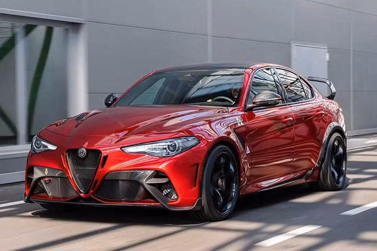 Cụ thể, các lãnh đạo Alfa Romeo kỳ vọng rằng chiếc Giulia bản chạy điện ở trạng thái tiêu chuẩn sẽ mạnh 350 mã lực, sau đó có thể đạt tới 800 mã lực đối với cấu hình Giulia Veloce.