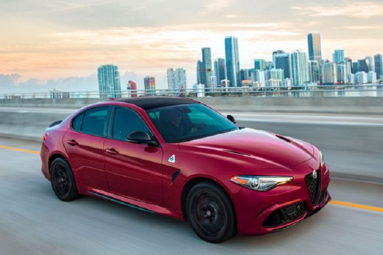 Dự kiến vào năm 2025, bản mới của Alfa Romeo Giulia và Giulia Quadrifoglio được phát triển dựa trên nền tảng STLA Large của tập đoàn Stellantis sẽ ra mắt, kèm theo hiệu năng cực cao.