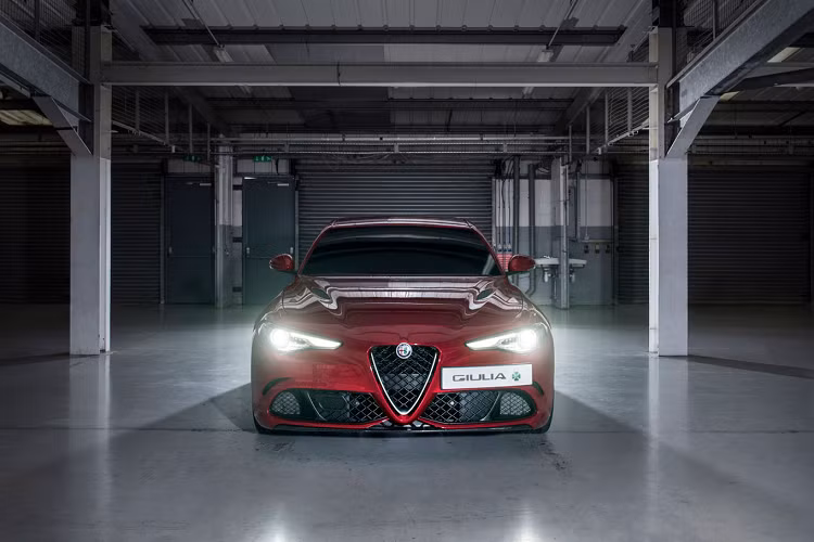 Cách đây chưa lâu, nhãn hiệu xe thể thao cùng chung tập đoàn với Alfa Romeo là Maserati đã cho giới thiệu chiếc GranTurismo Folgore chạy điện có công suất 818 mã lực, nhờ trang bị 3 mô-tơ điện hiệu năng cao, gồm 2 chiếc cho 2 bánh sau và 1 chiếc dành riêng cho cầu trước. Nhiều khả năng Alfa Romeo cũng sẽ "học tập" cách thiết kế này để áp dụng cho dòng xe Giulia thuần điện năm 2025.