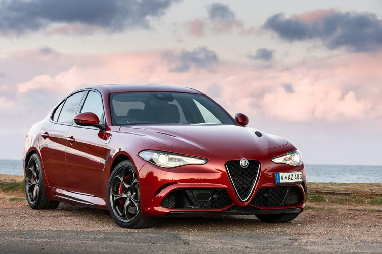 Riêng với trường hợp của Alfa Romeo Giulia Quadrifoglio chạy điện, mức hiệu năng kỳ vọng đạt được là 1.000 mã lực - gấp đôi so với những gì mà hệ thống động cơ đốt trong V6 2.9L tăng áp kép đang thể hiện vào lúc này.