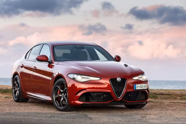 Riêng với trường hợp của Alfa Romeo Giulia Quadrifoglio chạy điện, mức hiệu năng kỳ vọng đạt được là 1.000 mã lực - gấp đôi so với những gì mà hệ thống động cơ đốt trong V6 2.9L tăng áp kép đang thể hiện vào lúc này.