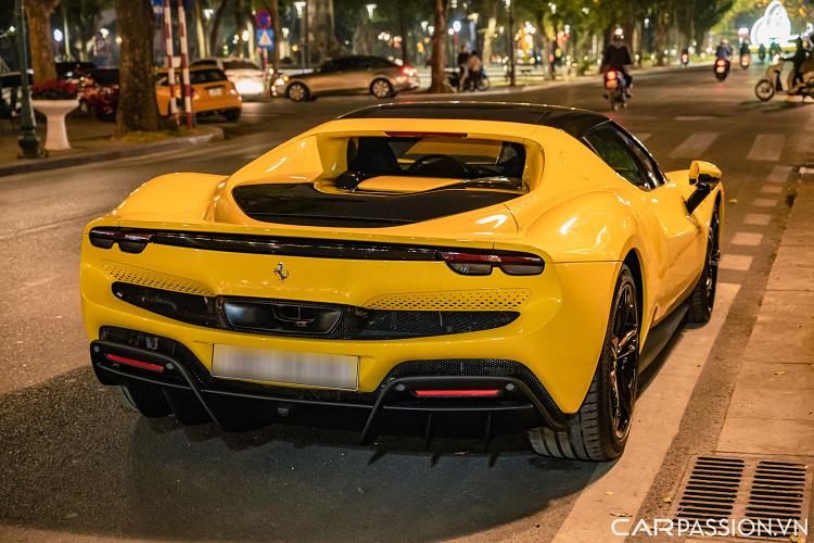 Nội thất của 296 GTB phát triển từ SF90 Stradale nhưng thiết kế tối giản, hướng đến người lái nhiều hơn. Vô-lăng vát đáy tích hợp lẫy chuyển số, nút xoay chọn chế độ lái và các phím chức năng. Trên táp-lô là màn hình hiển thị thông tin vòng tua máy, tốc độ và một số thông tin khác...