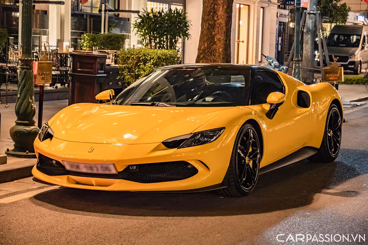 Sau khi được ra mắt với khách hàng trong nước vào tháng 10 vừa qua, những chiếc 296 GTB đầu tiên đã được bàn giao đến tay khách hàng. Mới đây, một chiếc Ferrari 296 GTB biển trắng đã được bắt gặp trên một con phố ở thủ đô Hà Nội.