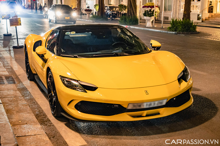 Chiếc Ferrari 296 GTB tại Việt Nam này là phiên bản mới nhất của dòng xe với kiểu dáng Berlinetta 2 chỗ với động cơ đặt giữa phía sau đã tái định nghĩa khái niệm “cảm giác lái phấn khích”, mang lại cảm xúc trọn vẹn và thuần khiết ngay trong những tình huống lái xe thông thường chứ không cần đợi đến những pha xử lý cực hạn.