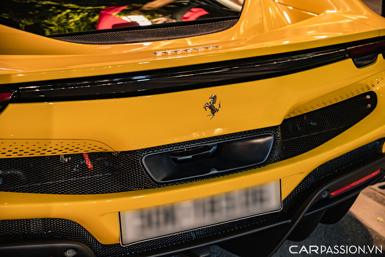 Ẩn sâu trong nắp động cơ bằng kính là khối động cơ xăng V6 kết hợp hệ truyền động plug-in hybrid, dung tích 2.9 lít cho công suất tối đa 654 mã lực và động cơ điện bổ sung thêm 164 mã lực; tổng công suất 818 mã lực. Mô-men xoắn cực đại của xe đạt 740 Nm.