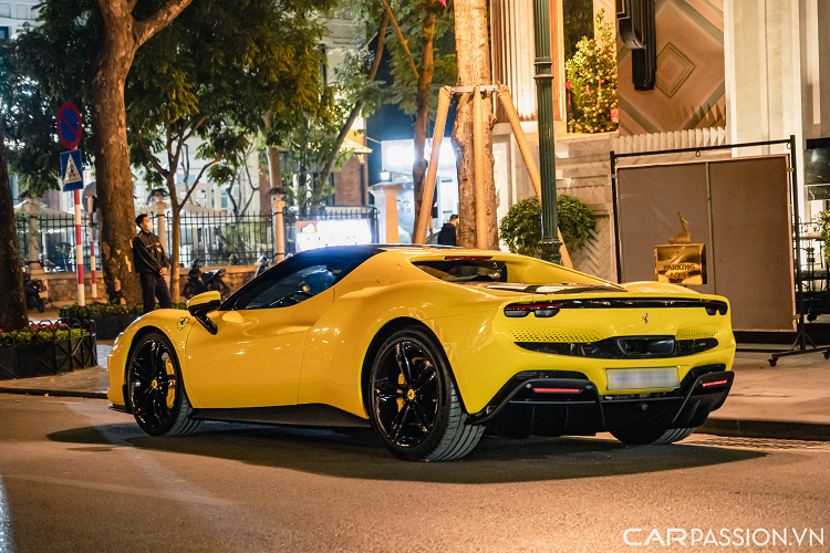 Chiếc siêu xe Ferrari 296 GTB trong bài là chiếc thứ hai có mặt tại Việt Nam và là chiếc đầu tiên ra biển số thuộc sở hữu của một người chơi xe tại Hà Nội. Xe sở hữu lớp sơn màu vàng Giallo Modena đặc trưng cùng nhiều chi tiết màu đen đối lập.