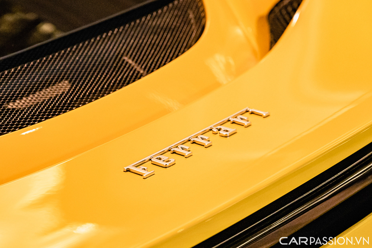 Bên cạnh đó, 296 GTB có 4 chế độ lái gồm: eDrive, Hybrid, Performance và Qualify. Với động cơ điện, Ferrari 296 GTB có thể di chuyển 25 km với vận tốc 135 km/h. Được biết mức giá chính hãng của Ferrari 296 GTB từ 21 tỷ đồng.