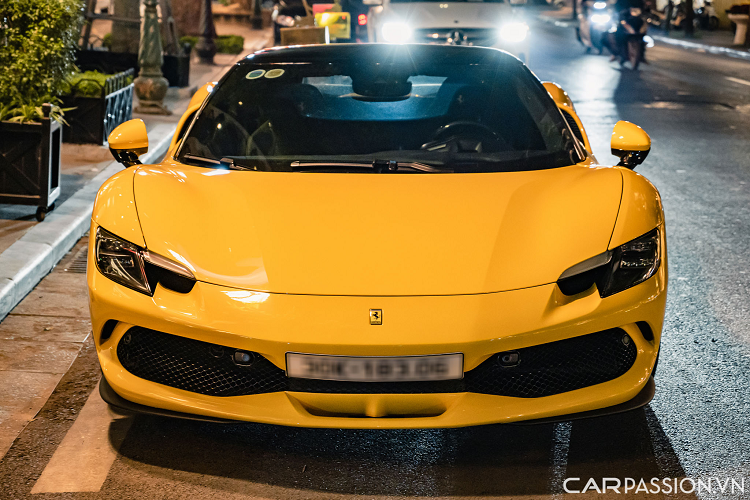 Đường nét thiết kế 296 GTB được ví như phiên bản thu nhỏ của Ferrari SF90 cùng mẫu xe cổ điển 250 LM của thập niên 60. Phần đầu xe sở hữu cụm đèn pha LED hình giọt nước, lưới tản nhiệt kéo dài sang bên hình thanh tạ. Ngoài ra, một hốc gió nhỏ đặc biệt tại trung tâm giúp tăng khí động học khi xe di chuyển ở tốc độ cao.