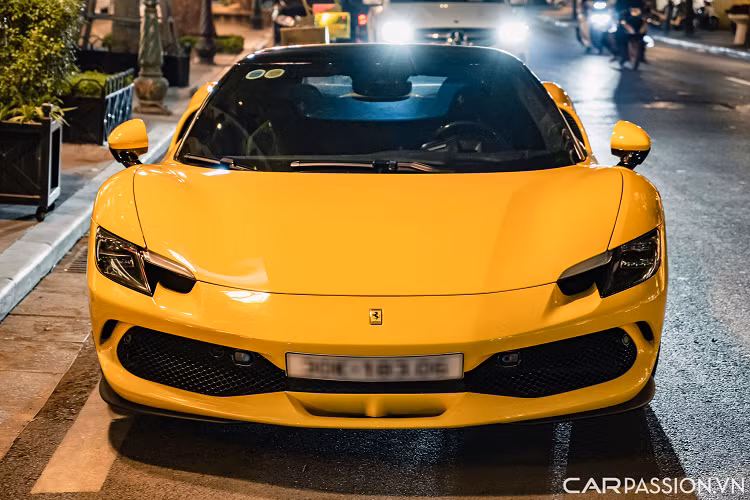 Đường nét thiết kế 296 GTB được ví như phiên bản thu nhỏ của Ferrari SF90 cùng mẫu xe cổ điển 250 LM của thập niên 60. Phần đầu xe sở hữu cụm đèn pha LED hình giọt nước, lưới tản nhiệt kéo dài sang bên hình thanh tạ. Ngoài ra, một hốc gió nhỏ đặc biệt tại trung tâm giúp tăng khí động học khi xe di chuyển ở tốc độ cao.