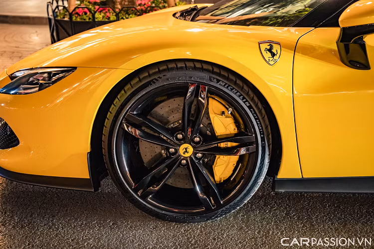 Bộ mâm 5 chấu kép sơn đen có kích thước 20 inch, ẩn sâu bên trong là cùm phanh carbon ceramic cỡ lớn sơn trùng màu ngoại thất. Phần đuôi xe khác lạ với hệ thống ống xả đặt giữa cùng cụm đèn hậu có dải LED khá giống dòng xe Roma.