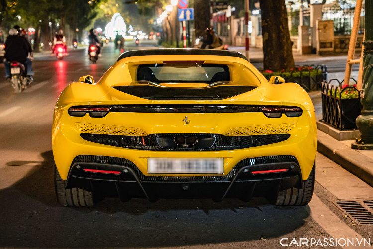 Cánh gió chỉnh điện phía sau có khả năng sản sinh một lực ép lên đến 360 kg xuống mặt đường tại vận tốc 250 km/h. Phía dưới là cụm khuếch tán gió hầm hố sơn đen.