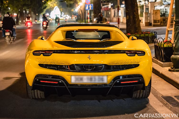 Cánh gió chỉnh điện phía sau có khả năng sản sinh một lực ép lên đến 360 kg xuống mặt đường tại vận tốc 250 km/h. Phía dưới là cụm khuếch tán gió hầm hố sơn đen.