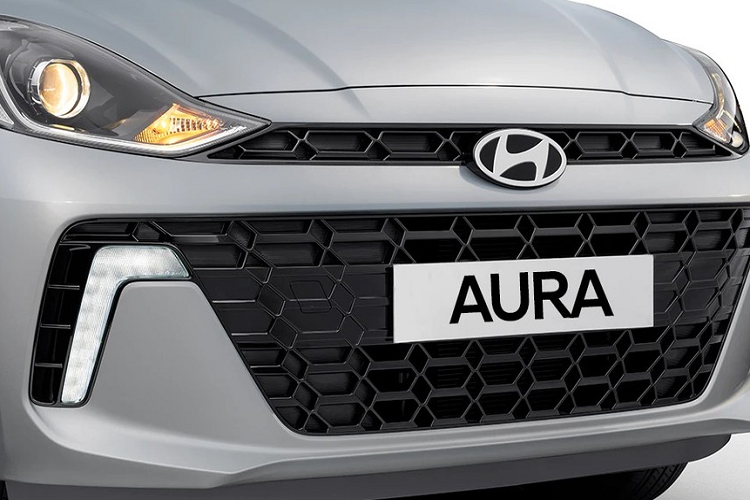 Ngoài ra, mẫu xe sedan Hyundai Aura 2023 còn có thêm dải đèn LED định vị ban ngày hình chữ "L" ngược mới. Chi tiết này được đặt ngay bên cạnh khe gió ở hai góc đầu xe. Thay đổi còn lại ở khu vực đầu xe là cản trước sắc sảo hơn. Đáng tiếc là ở phiên bản nâng cấp, mẫu sedan này không có đèn sương mù trước.