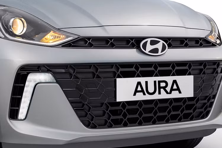 Ngoài ra, mẫu xe sedan Hyundai Aura 2023 còn có thêm dải đèn LED định vị ban ngày hình chữ "L" ngược mới. Chi tiết này được đặt ngay bên cạnh khe gió ở hai góc đầu xe. Thay đổi còn lại ở khu vực đầu xe là cản trước sắc sảo hơn. Đáng tiếc là ở phiên bản nâng cấp, mẫu sedan này không có đèn sương mù trước.