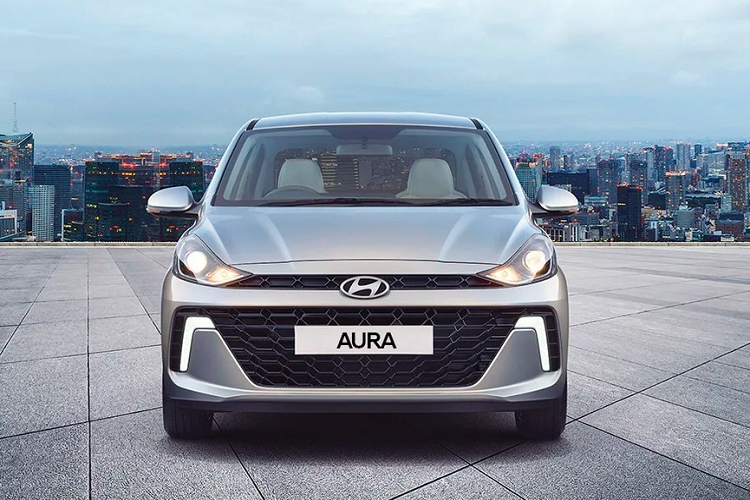 Tương tự Hyundai Grand i10 2023, Aura mới đã được bổ sung thiết kế đầu xe nâng cấp. Tại đây, mẫu sedan hạng A này được trang bị đầu xe thẳng đứng hơn trước và lưới tản nhiệt chia làm 2 phần. Phần phía trên nối liền với 2 đèn pha và có thiết kế hẹp hơn. Phần bên dưới có thiết kế hình thang ngược rộng hơn và nối liền với khe gió nằm dọc ở hai bên.