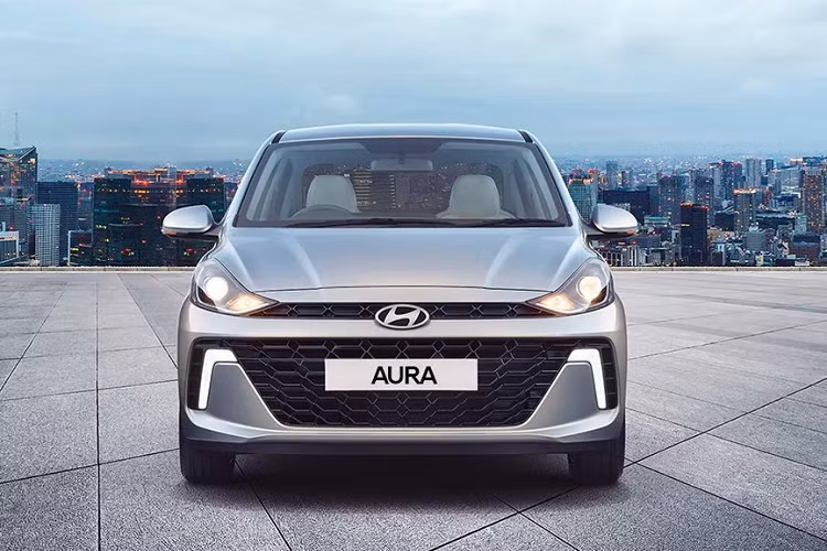 Tương tự Hyundai Grand i10 2023, Aura mới đã được bổ sung thiết kế đầu xe nâng cấp. Tại đây, mẫu sedan hạng A này được trang bị đầu xe thẳng đứng hơn trước và lưới tản nhiệt chia làm 2 phần. Phần phía trên nối liền với 2 đèn pha và có thiết kế hẹp hơn. Phần bên dưới có thiết kế hình thang ngược rộng hơn và nối liền với khe gió nằm dọc ở hai bên.