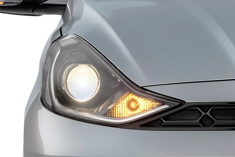 Ngoài ra, hãng Hyundai còn trang bị thêm những công nghệ mới cho xe như cổng USB Type C và màn hình đa thông tin 3,5 inch trong bảng đồng hồ. Những trang bị nội thất còn lại của Hyundai Aura 2023 không có gì mới, vẫn là màn hình cảm ứng trung tâm 8 inch, hỗ trợ Android Auto/Apple CarPlay, cửa gió điều hòa dành cho hàng ghế sau, hệ thống điều hòa tự động và sạc không dây.