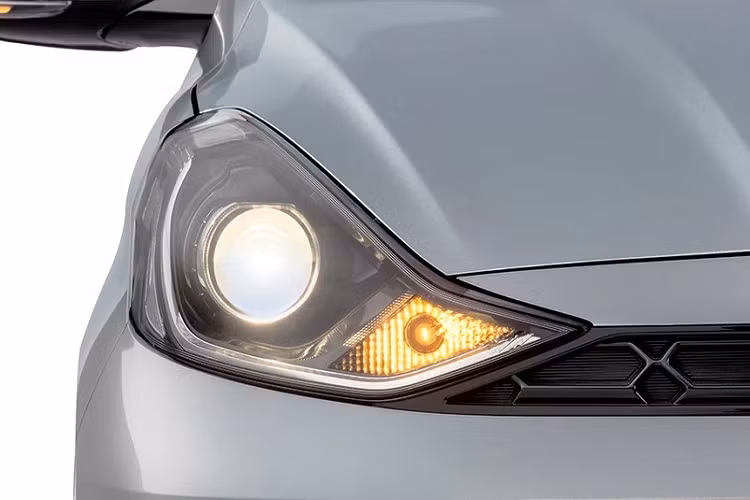 Ngoài ra, hãng Hyundai còn trang bị thêm những công nghệ mới cho xe như cổng USB Type C và màn hình đa thông tin 3,5 inch trong bảng đồng hồ. Những trang bị nội thất còn lại của Hyundai Aura 2023 không có gì mới, vẫn là màn hình cảm ứng trung tâm 8 inch, hỗ trợ Android Auto/Apple CarPlay, cửa gió điều hòa dành cho hàng ghế sau, hệ thống điều hòa tự động và sạc không dây.