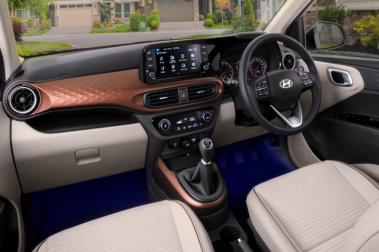 Điểm nhấn tiếp theo của Hyundai Aura 2023 chính là trang bị an toàn. Theo đó, xe được trang bị 4 túi khí, hệ thống chống bó cứng phanh ABS và phân bổ lực phanh điện tử tiêu chuẩn. Những tính năng an toàn tùy chọn cho xe gồm có 6 túi khí, hệ thống cân bằng điện tử, hỗ trợ khởi hành ngang dốc, khóa cửa trung tâm, đèn pha tự động, cảnh báo áp suất lốp, móc ghế trẻ em ISOFIX và gương chiếu hậu 2 chế độ ngày/đêm.