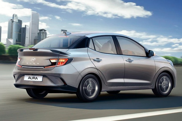 Theo kế hoạch, Hyundai Aura 2023 sẽ chính thức trình làng trong triển lãm Auto Expo 2023 diễn ra tại Ấn Độ vào tháng này, cùng với Grand i10 mới. Hiện giá xe Hyundai Aura 2023 chưa được hé lộ nhưng dự đoán sẽ dao động từ 650.000 - 950.000 Rupee (khoảng 186 - 272 triệu đồng).