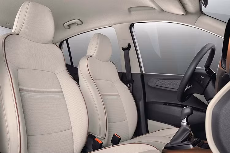 Khi mua Hyundai Aura 2023, khách hàng Ấn Độ có thể chọn 1 trong 2 loại động cơ. Đầu tiên là động cơ xăng 1.2L, tạo ra công suất tối đa 83 mã lực và mô-men xoắn cực đại 113,8 Nm. Động cơ đồng hành cùng hộp số sàn 5 cấp hoặc hộp số tự động 5 cấp.