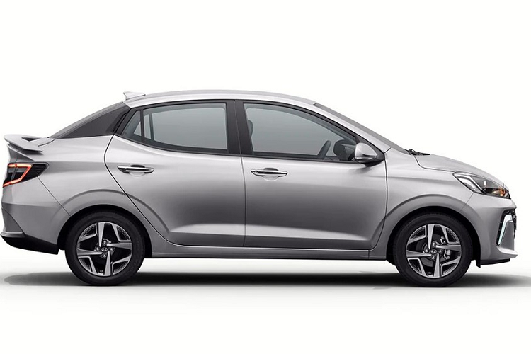 Bên sườn, Hyundai Aura 2023 giữ nguyên thiết kế cũ, ngay cả vành la-zăng. Tương tự như vậy, khu vực phía sau xe cũng chỉ có thay đổi nhỏ là nẹp mạ crôm nằm giữa 2 đèn hậu và cánh gió trên nắp cốp.