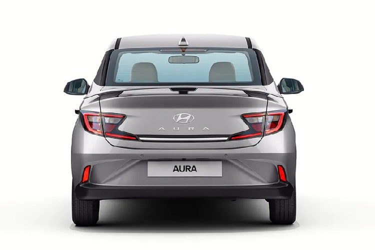Tại thị trường Ấn Độ, Hyundai Aura 2023 có 6 tùy chọn màu sơn ngoại thất là đen, bạc, xám, trắng, đỏ và xanh dương. Trong đó, đen Starry Night là màu sơn mới. Bên trong Hyundai Aura 2023 là không gian nội thất có thiết kế gần như được bê nguyên từ phiên bản cũ sang. Tất nhiên, xe cũng có những chi tiết nội thất mới như chất liệu nỉ bọc ghế, vô lăng bọc da và đèn ở sàn đặt chân.