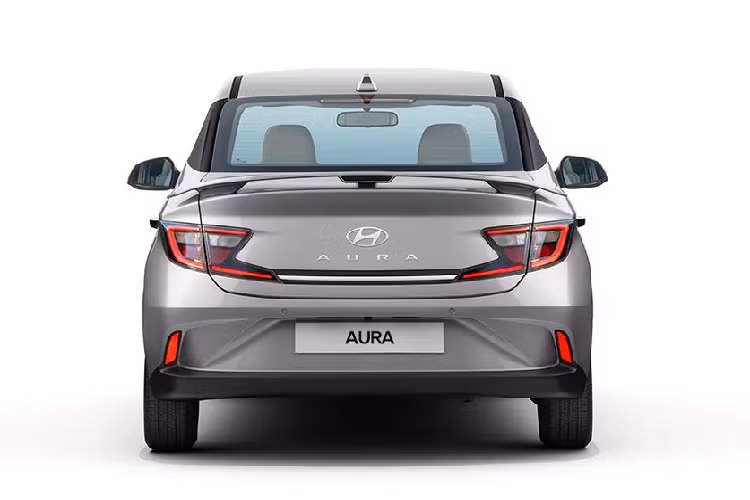 Tại thị trường Ấn Độ, Hyundai Aura 2023 có 6 tùy chọn màu sơn ngoại thất là đen, bạc, xám, trắng, đỏ và xanh dương. Trong đó, đen Starry Night là màu sơn mới. Bên trong Hyundai Aura 2023 là không gian nội thất có thiết kế gần như được bê nguyên từ phiên bản cũ sang. Tất nhiên, xe cũng có những chi tiết nội thất mới như chất liệu nỉ bọc ghế, vô lăng bọc da và đèn ở sàn đặt chân.