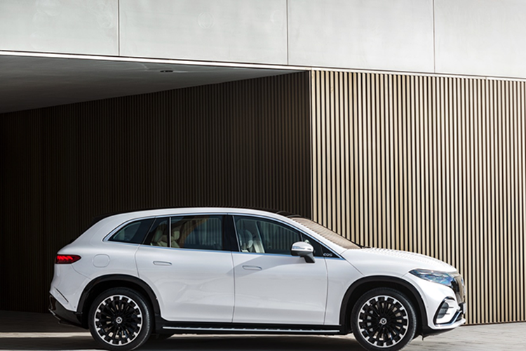 Xe vẫn có màn hình MBUX Hyperscreen có kích thước lên đến 56 inch, hỗ trợ kết nối Apple CarPlay hoặc Android Auto; hệ thống âm thanh vòm Burmester 15 loa, hệ thống đèn viền nội thất mang lại không gian, ánh sáng tiện nghi, cao cấp.