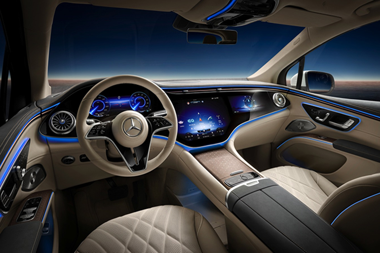 Phía sau xe có đèn hậu OLED được thiết kế liền mạch. Hệ thống thoát khí ẩn và cánh gió sau cũng đã được tối ưu hóa để cải thiện hiệu suất và độ ổn định của xe trong quá trình di chuyển.