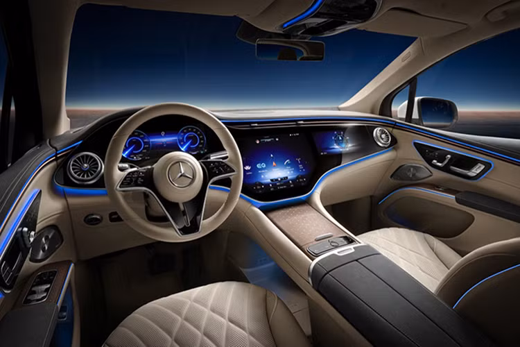 Phía sau xe có đèn hậu OLED được thiết kế liền mạch. Hệ thống thoát khí ẩn và cánh gió sau cũng đã được tối ưu hóa để cải thiện hiệu suất và độ ổn định của xe trong quá trình di chuyển.