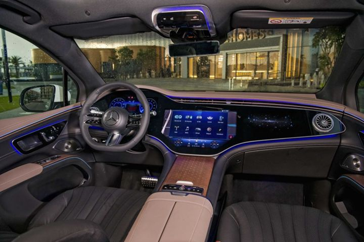 Đầu xe Mercedes-Benz EQS 500 SUV gây ấn tượng với lưới tản nhiệt Panamerica mạ chrome và logo Mercedes-Benz đặt ở trung tâm. Đèn LED thông minh Multibeam giúp tăng hiệu suất chiếu sáng và cải thiện an toàn khi lái xe trong các điều kiện khác nhau.