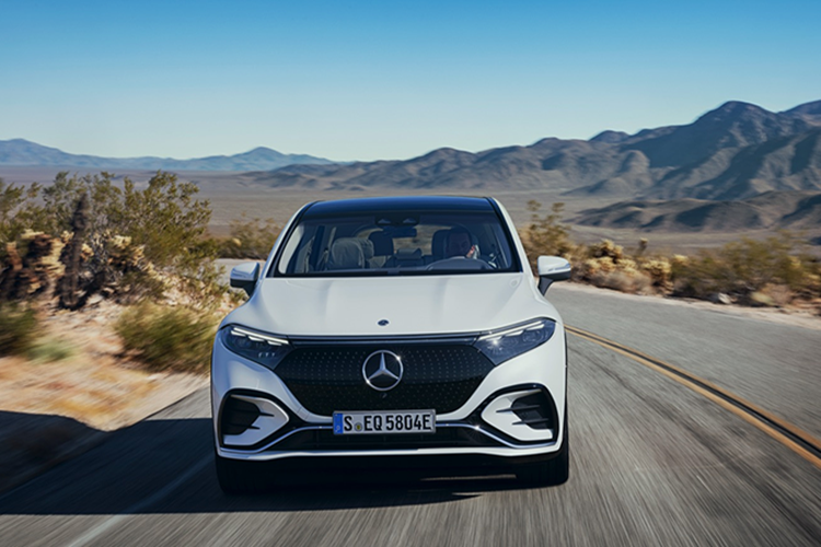 Cung cấp sức mạnh cho Mercedes EQS 500 SUV là 2 động cơ điện có tổng công suất 443 mã lực, mô-men xoắn 828 Nm đi kèm bộ pin 108,4 kWh cùng hệ dẫn động 4 bánh.