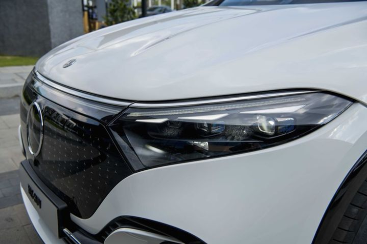 Với mức giá niêm yết 4,999 tỷ đồng, EQS 500 SUV là mẫu xe điện Mercedes-Benz đắt nhất được phân phối chính hãng tại thị trường Việt Nam. Về thiết kế, EQS 500 SUV khá tương đồng với mẫu EQS Sedan nhưng tạo ra sự khác biệt đáng kể so với mẫu xe chạy xăng GLS khi cách tạo hình có phần tròn trịa và bớt vuông vức hơn.