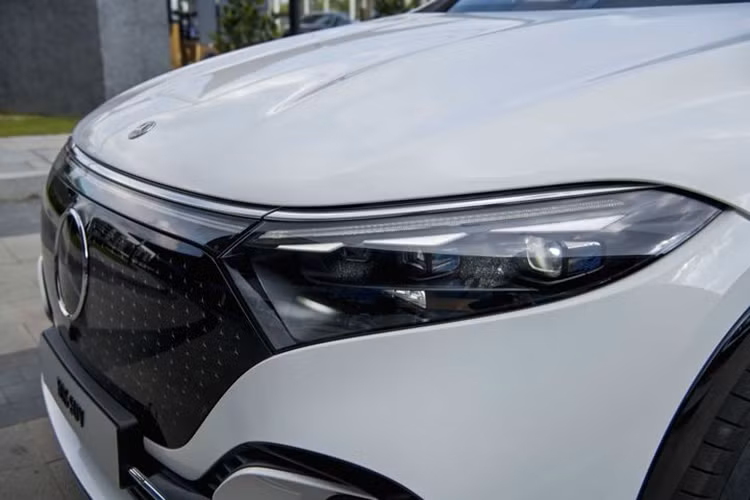 Với mức giá niêm yết 4,999 tỷ đồng, EQS 500 SUV là mẫu xe điện Mercedes-Benz đắt nhất được phân phối chính hãng tại thị trường Việt Nam. Về thiết kế, EQS 500 SUV khá tương đồng với mẫu EQS Sedan nhưng tạo ra sự khác biệt đáng kể so với mẫu xe chạy xăng GLS khi cách tạo hình có phần tròn trịa và bớt vuông vức hơn.