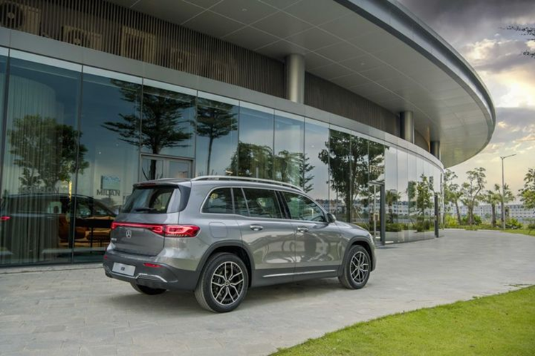 Mercedes-Benz EQB 250 được lắp một mô tơ điện có công suất 190 mã lực, mô-men xoắn cực đại 384 Nm. Đi kèm với đó là bộ pin 66,5 kWh, cho phép xe di chuyển tối đa quãng đường 422-473 km sau mỗi lần sạc đầy.