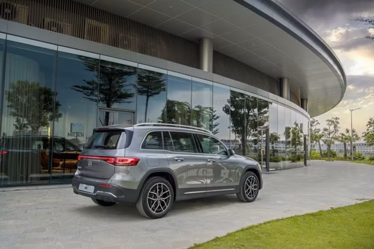 Mercedes-Benz EQB 250 được lắp một mô tơ điện có công suất 190 mã lực, mô-men xoắn cực đại 384 Nm. Đi kèm với đó là bộ pin 66,5 kWh, cho phép xe di chuyển tối đa quãng đường 422-473 km sau mỗi lần sạc đầy.