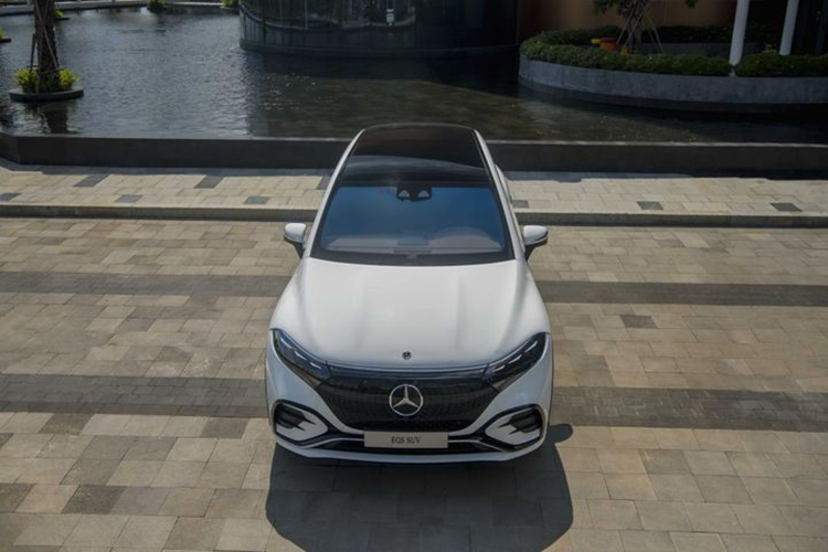  Mercedes-Benz EQS 500 SUV Nếu như EQB thu hút khách hàng bởi mức giá khá hấp dẫn đối với một mẫu xe điện hạng sang thì EQS 500 SUV lại hấp dẫn với không gian nội thất sang trọng và đẳng cấp chuẩn gu chủ tịch, đi kèm khối động cơ mạnh mẽ.