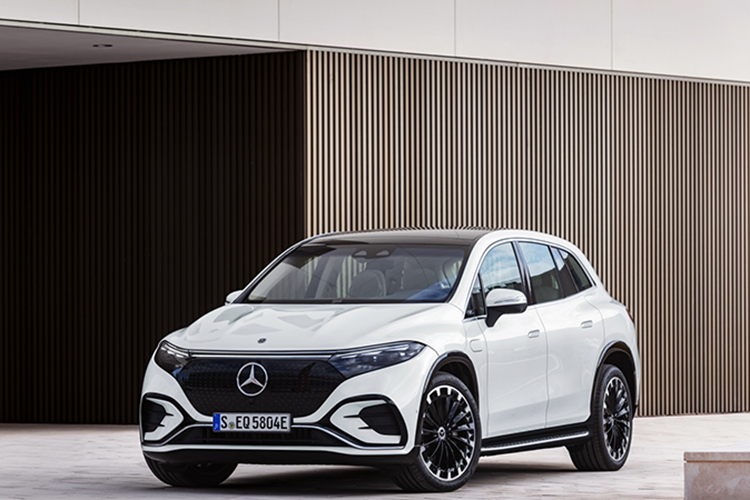 Thiết kế nội thất của Mercedes-Benz EQS 500 SUV vẫn mang đậm phong cách của dòng xe sang nước Đức với việc sử dụng các chất liệu cao cấp như da, gỗ và kim loại, tạo cảm giác sang trọng và lịch lãm. Ghế ngồi có thể được trang bị bọc da cao cấp và chức năng massage, mang lại sự thoải mái cho hành khách trong suốt hành trình.